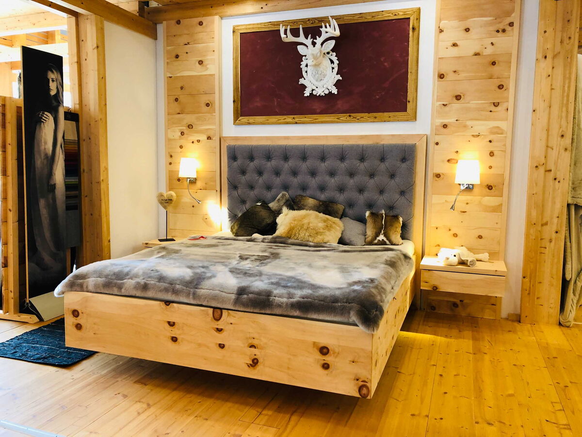 Zirbenbett Davos mit Kopfteil mit Chesterfield Nachttisch mit Paneel