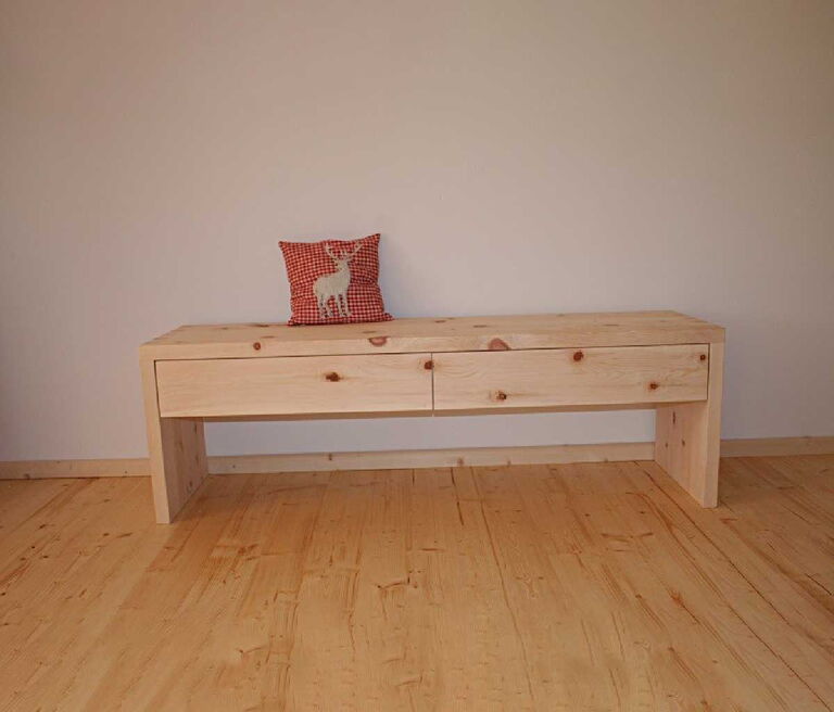 Zirbenbank mit Schubladen zum sitzen und als Ablage