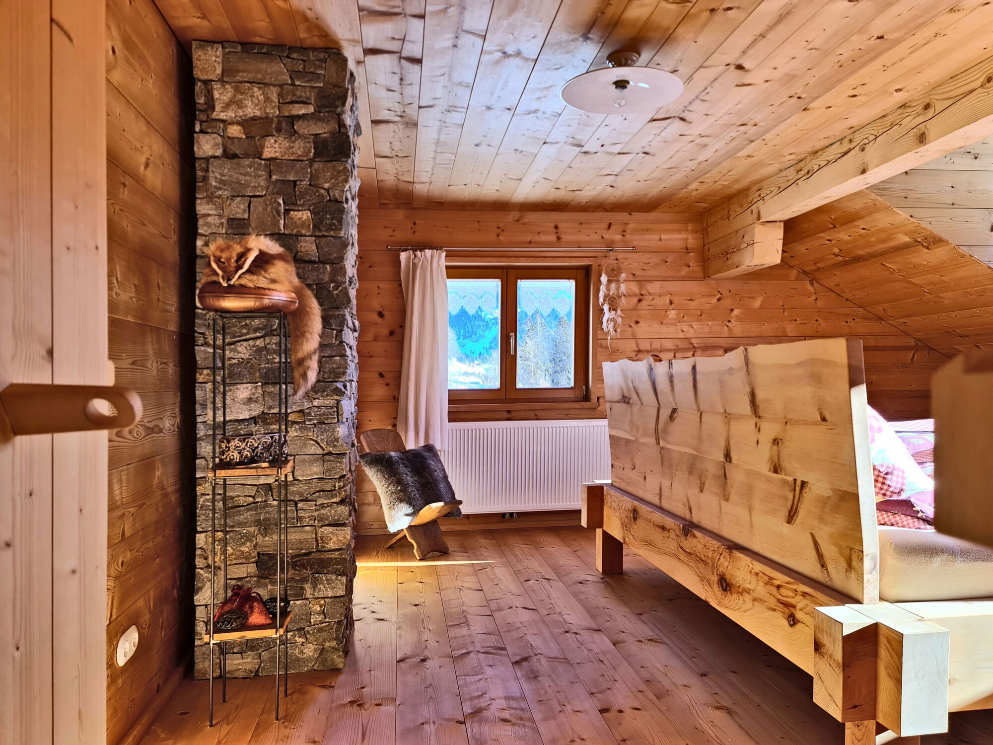 Zirbenbett Modell Garmisch für Chalet in Allgäu - made by Wohnwerkhaus Schreinerei Schuster Sulzemoos