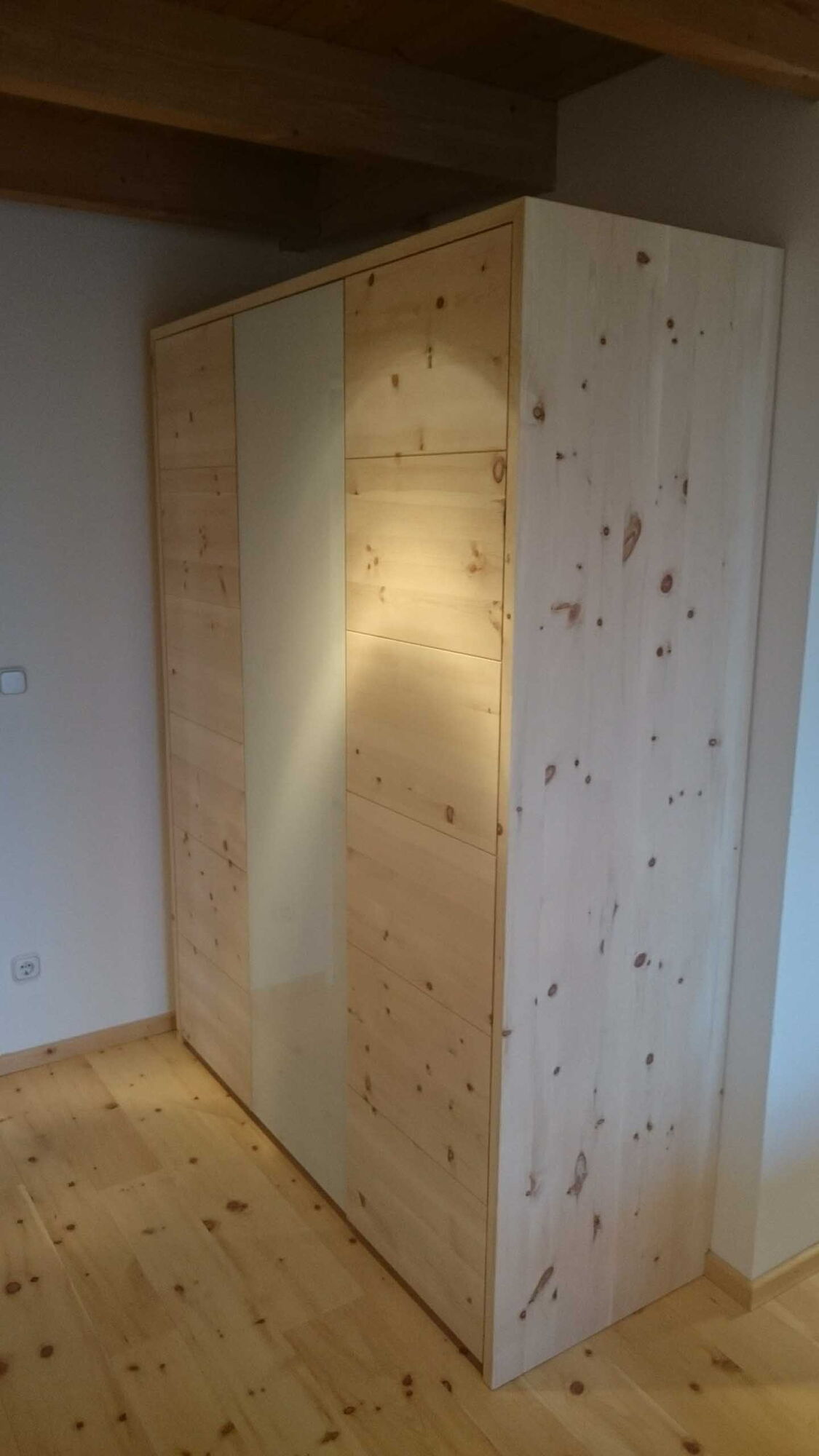 Zirbenschrank - Zirbenholzschrank mit Glas by Wohnwerkhaus Schreinerei Schuster Sulzemoos bei Dachau