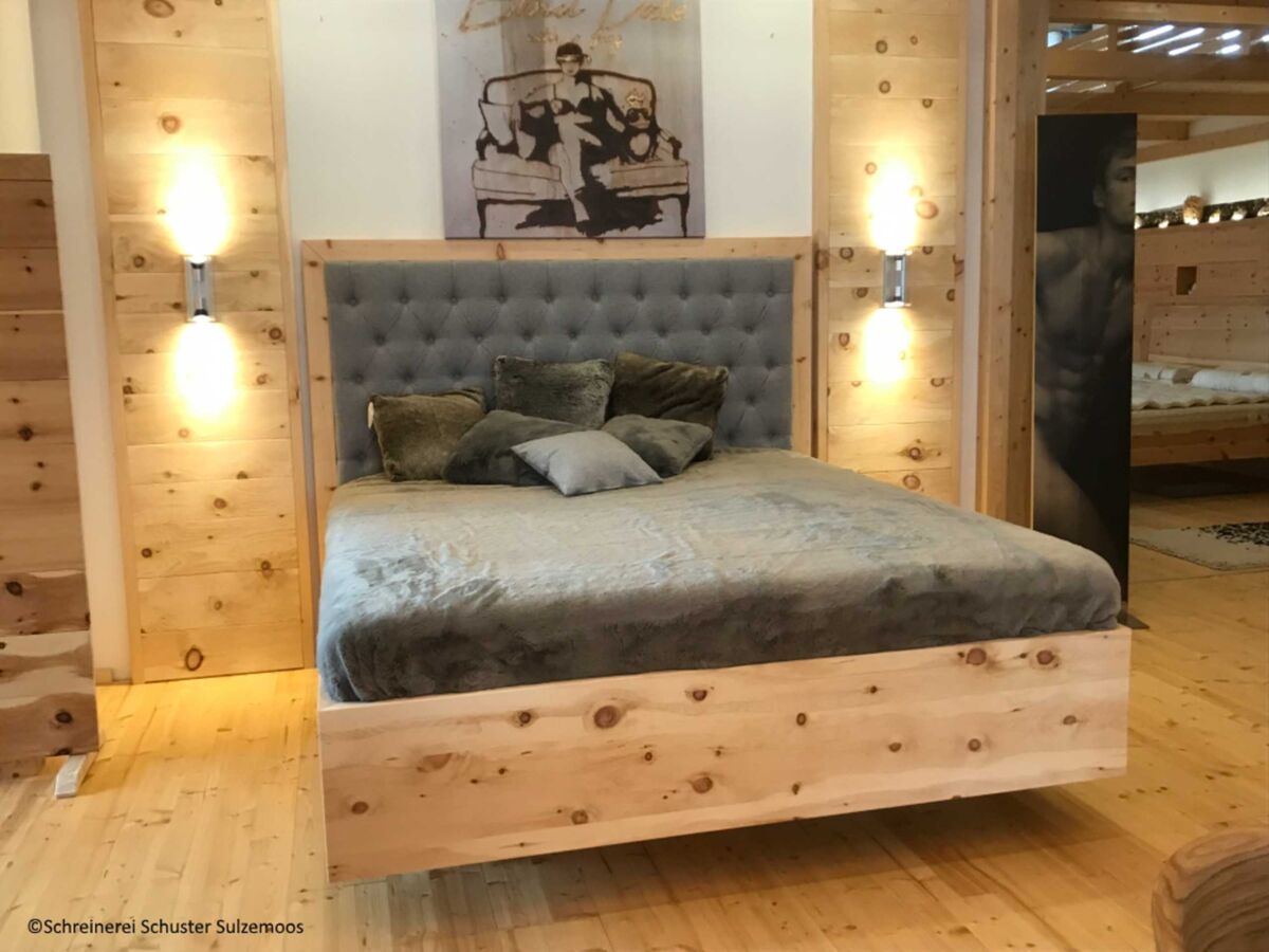 Zirbenbett Davos mit seitliche Zirbenpanele Zirbenbett Davos mit seitliche Zirbenpanele