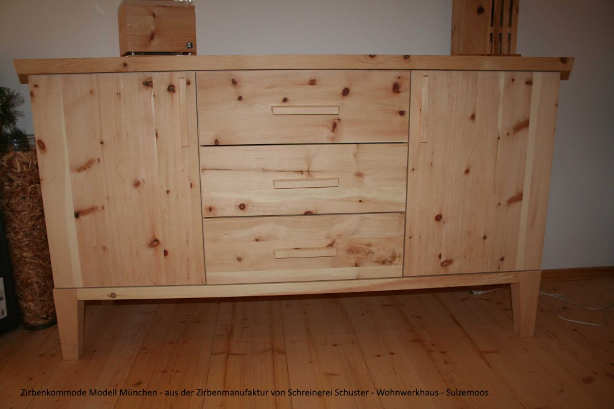 Zirbenkommode Modell München - Fußgestell Abdeckplatte überstehend