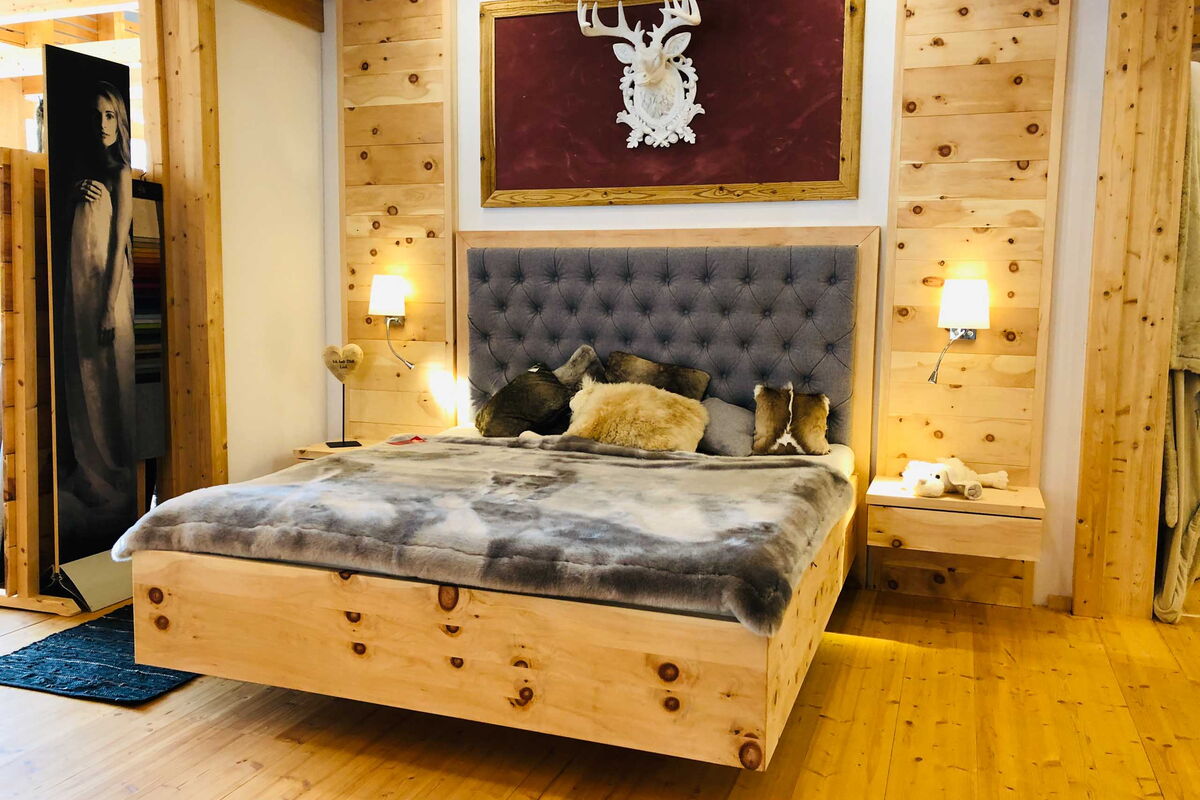 Zirbenbett Davos mit Kopfteil mit Chesterfield Nachttisch mit Paneel