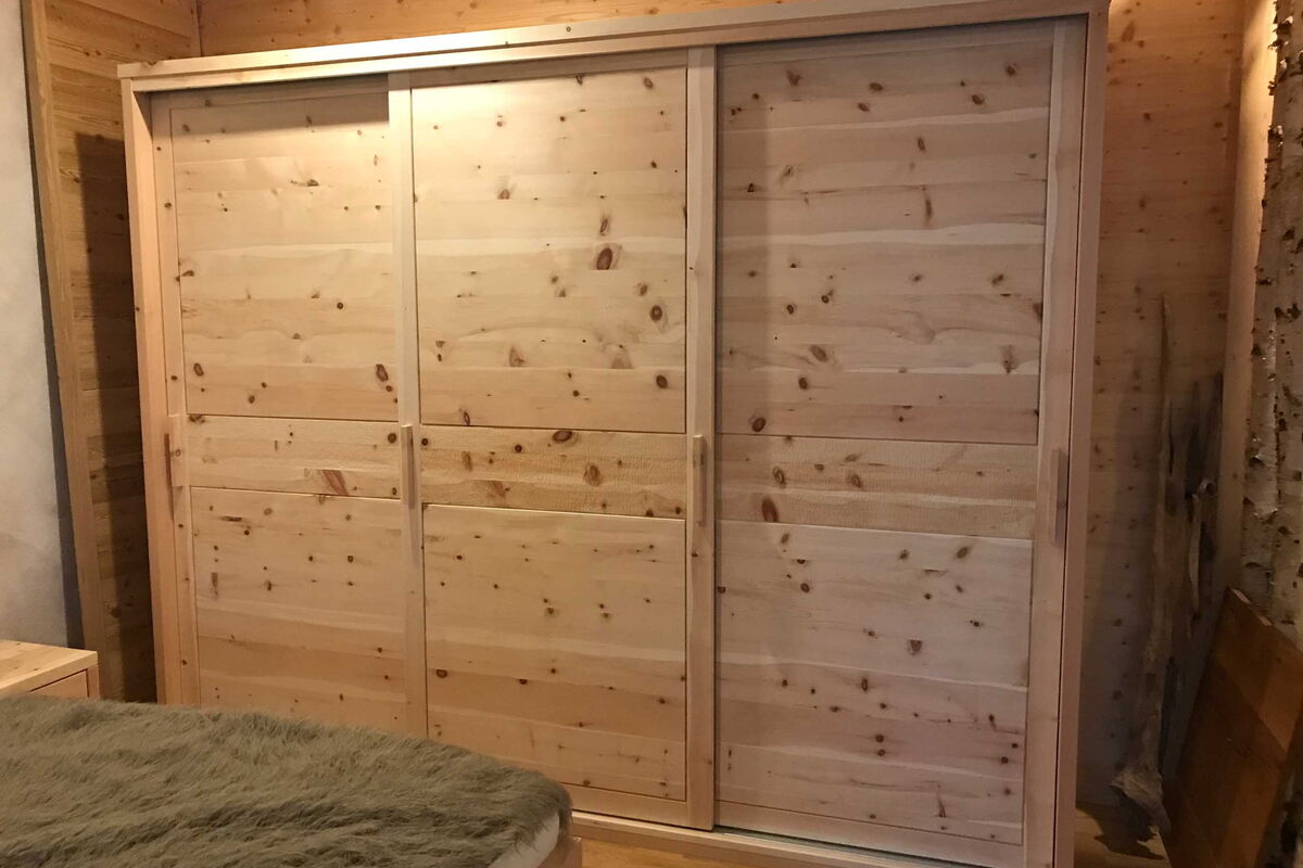 Zirbenschrank Murnau Schiebetürschrank aus Zirbenholz für München