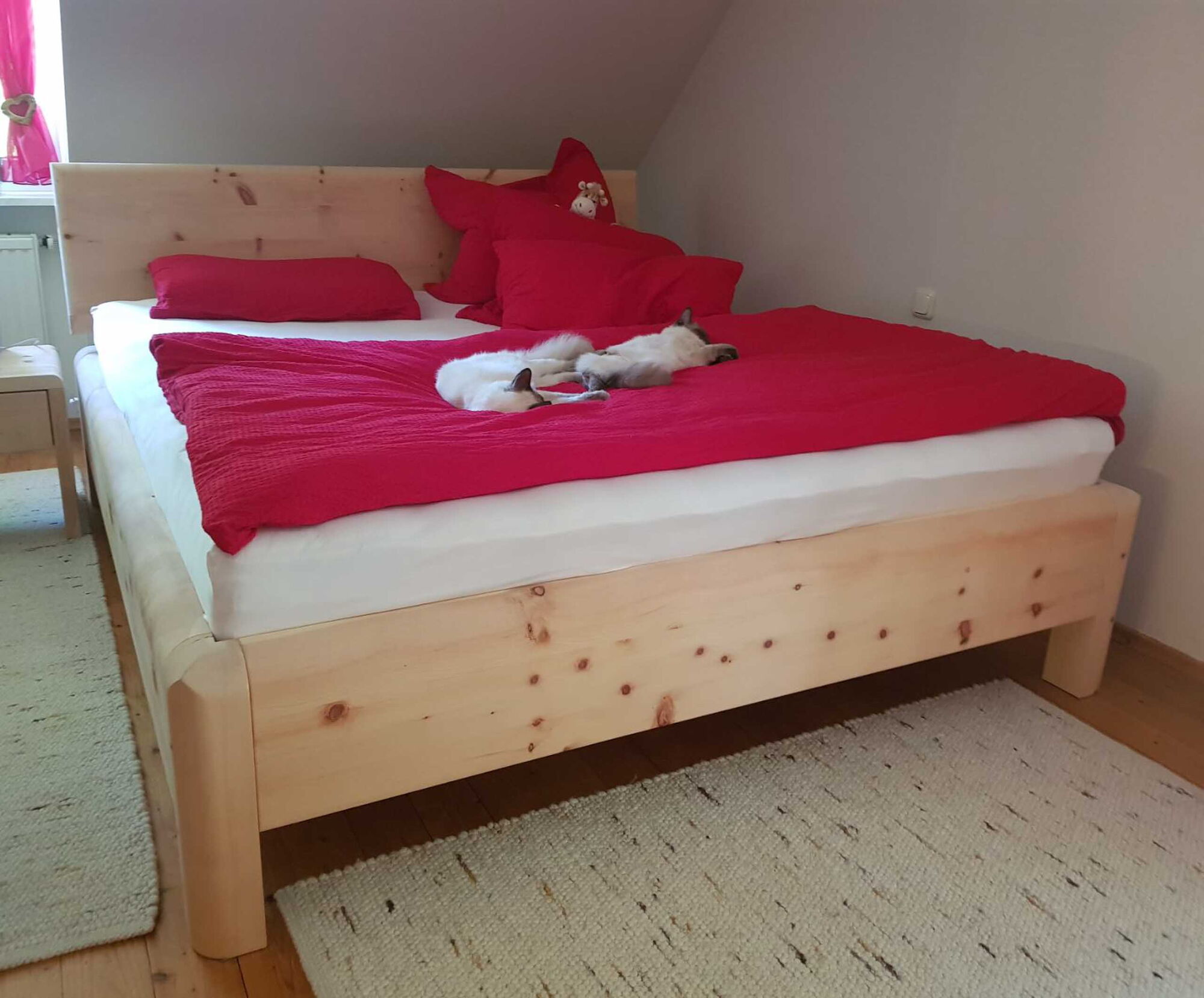 Zirbenholzbett Linderhof mit glattem Kopfteil - Katzenliebe