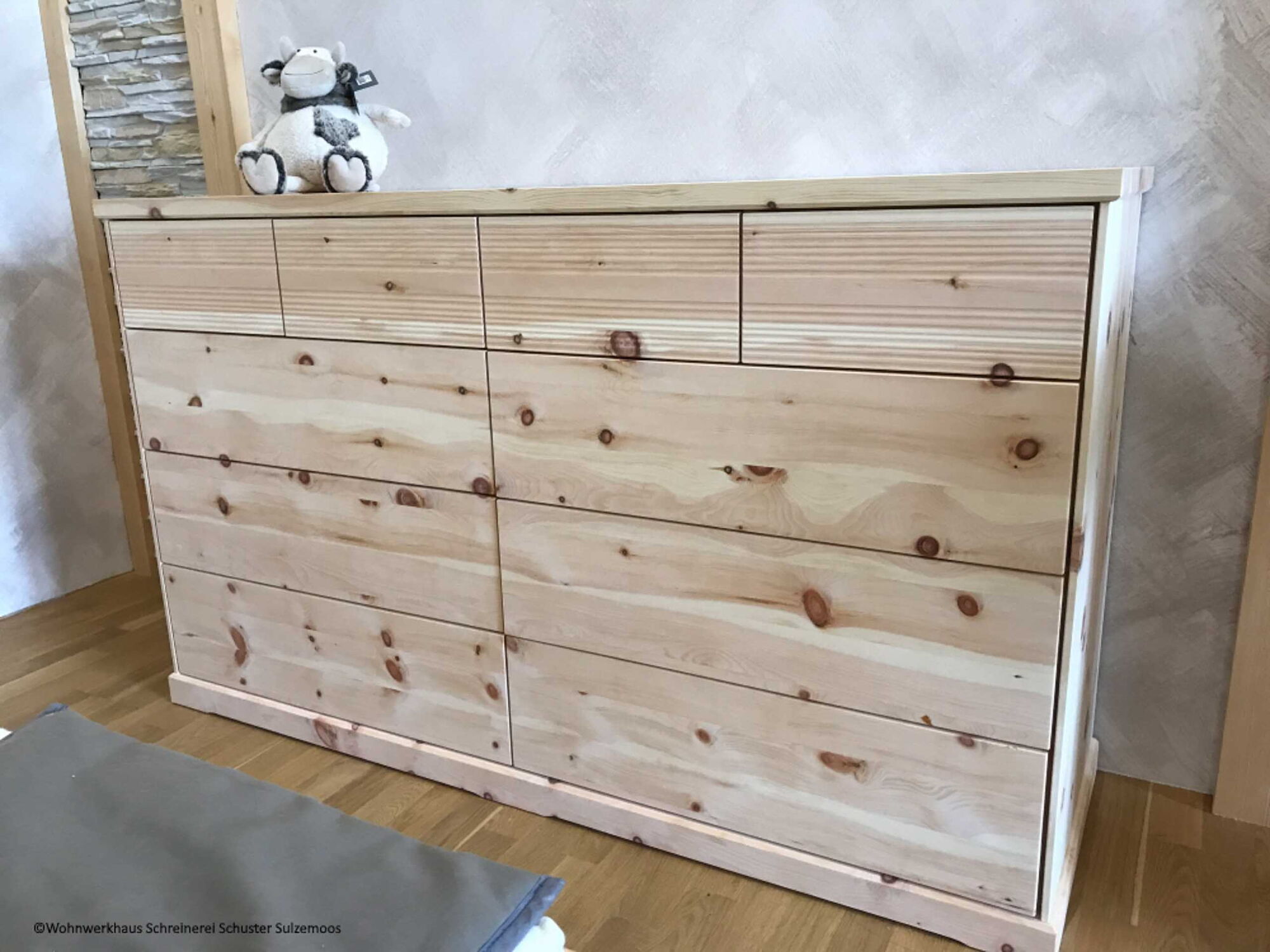 Zirbenkommode Lindau grifflos mit 10 Schüben