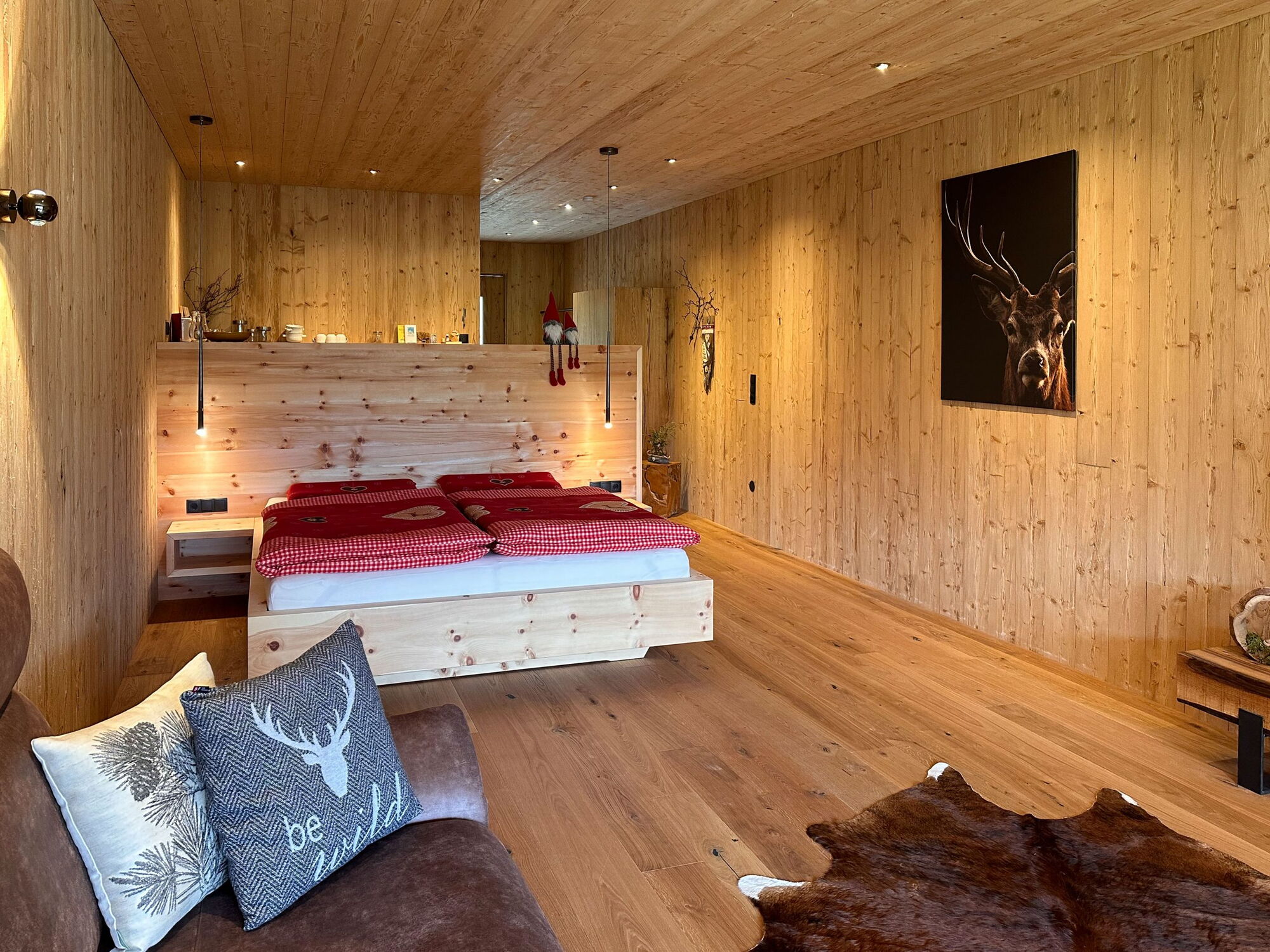 Zirbenbett schwebend 180x200 mit Nachttisch und Wandpaneel für Chalet in Bayern