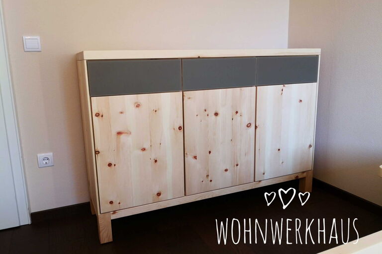 Zirbenkommode Mering 3 Tür 2 Schub mit Glasfront