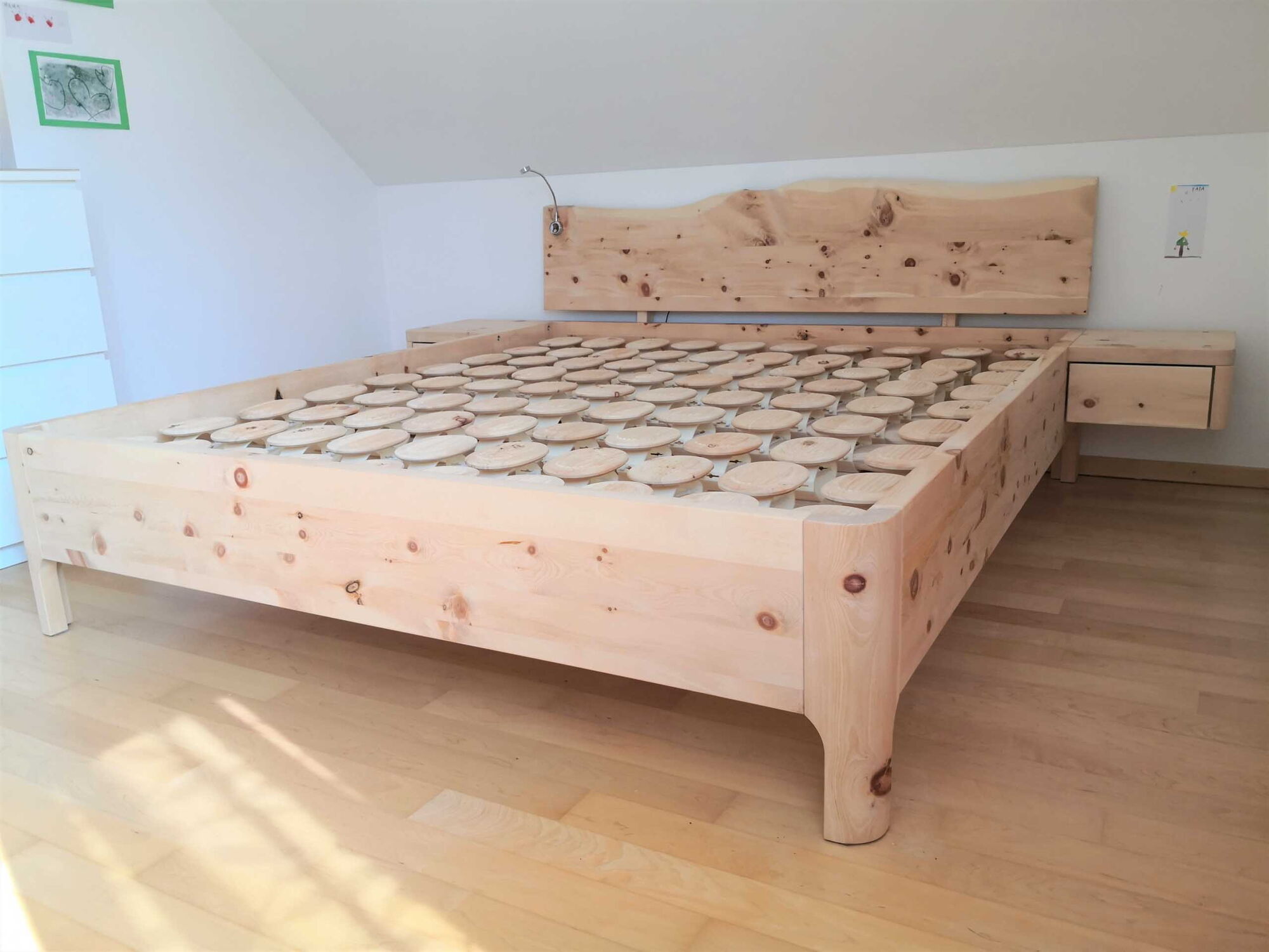 Zirbenholzbett Landsberg in Dachschraege mit Nachttisch 200x200