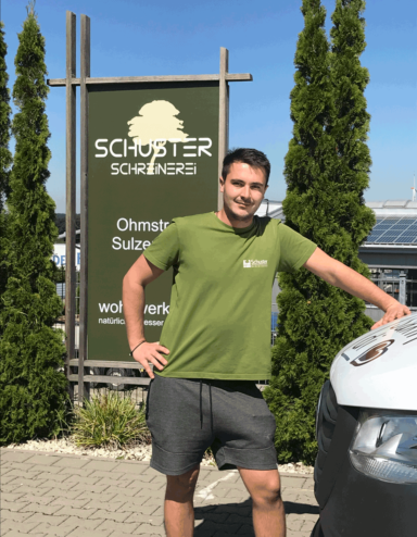 Lukas Schuster unterstützt bei Auslieferungen von Wohnwerkhaus
