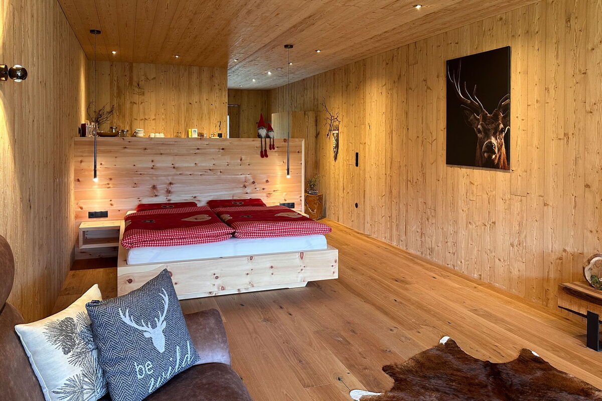 Zirbenbett schwebend 180x200 mit Nachttisch und Wandpaneel für Chalet in Bayern