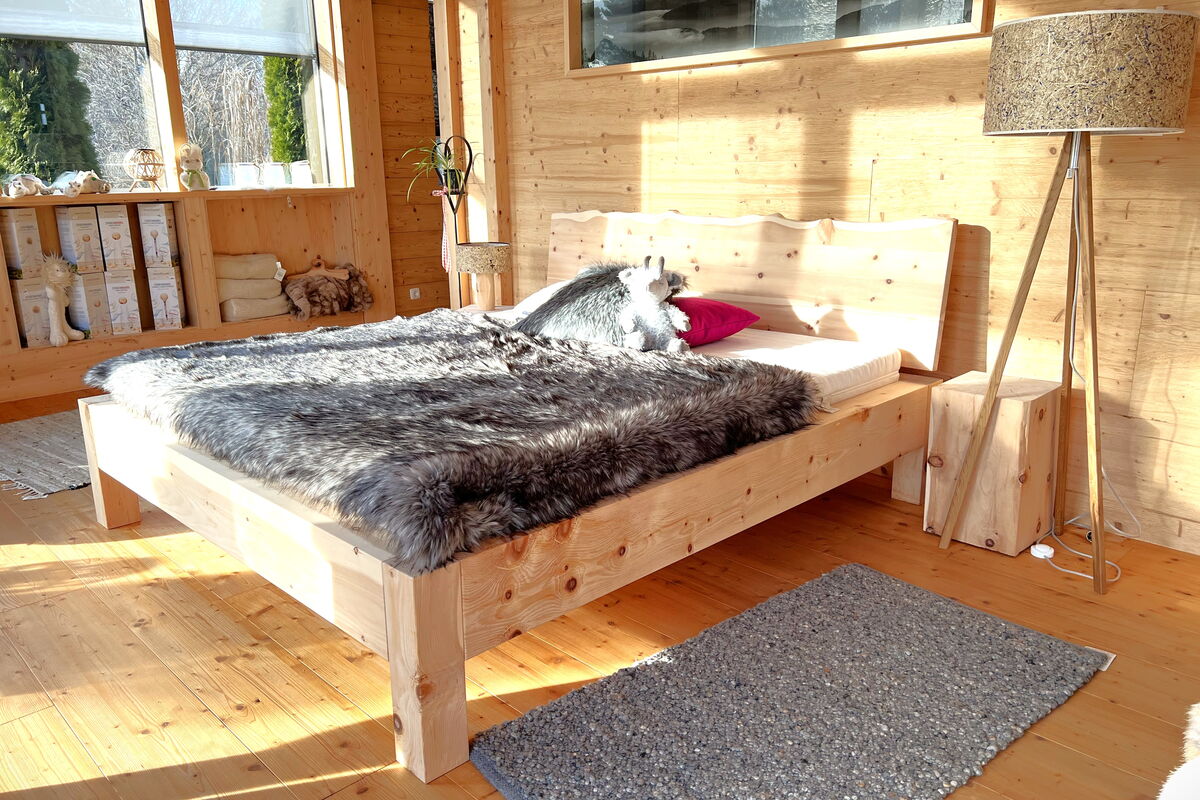 Zirbenbett, Zirbenholzbett Starnberg aus regionaler Produktion, Massiv, Modern, ästhetisch in 180x200 und 200x200