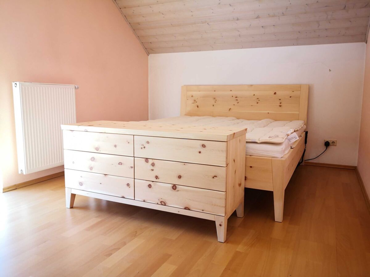 Zirbenholzkommode München mit 6 Schüben, Rückwand sichtbar Zirbenholzkommode München mit 6 Schüben, Rückwand sichtbar
