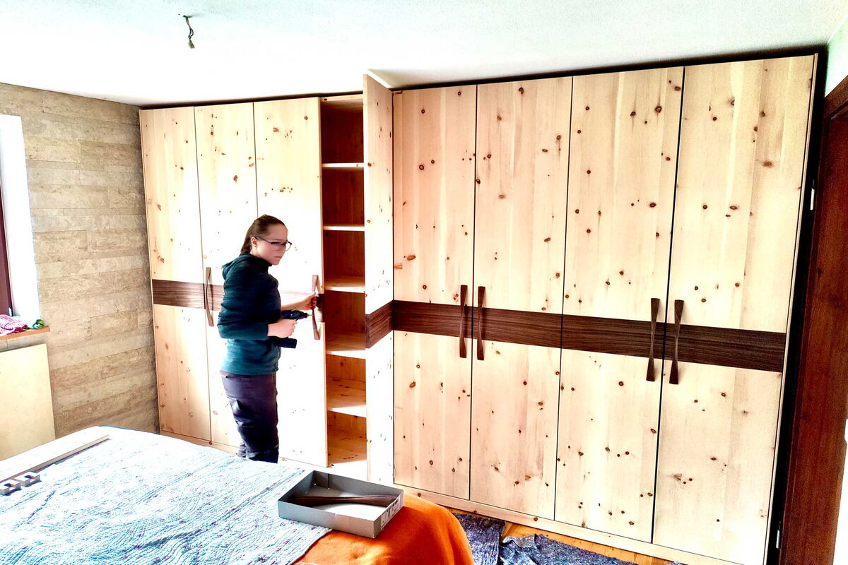Zirbenholzschrank nach Mass mit Nussbaum kombiniert by Schreinerei Schuster Sulzemoos bei Dachau