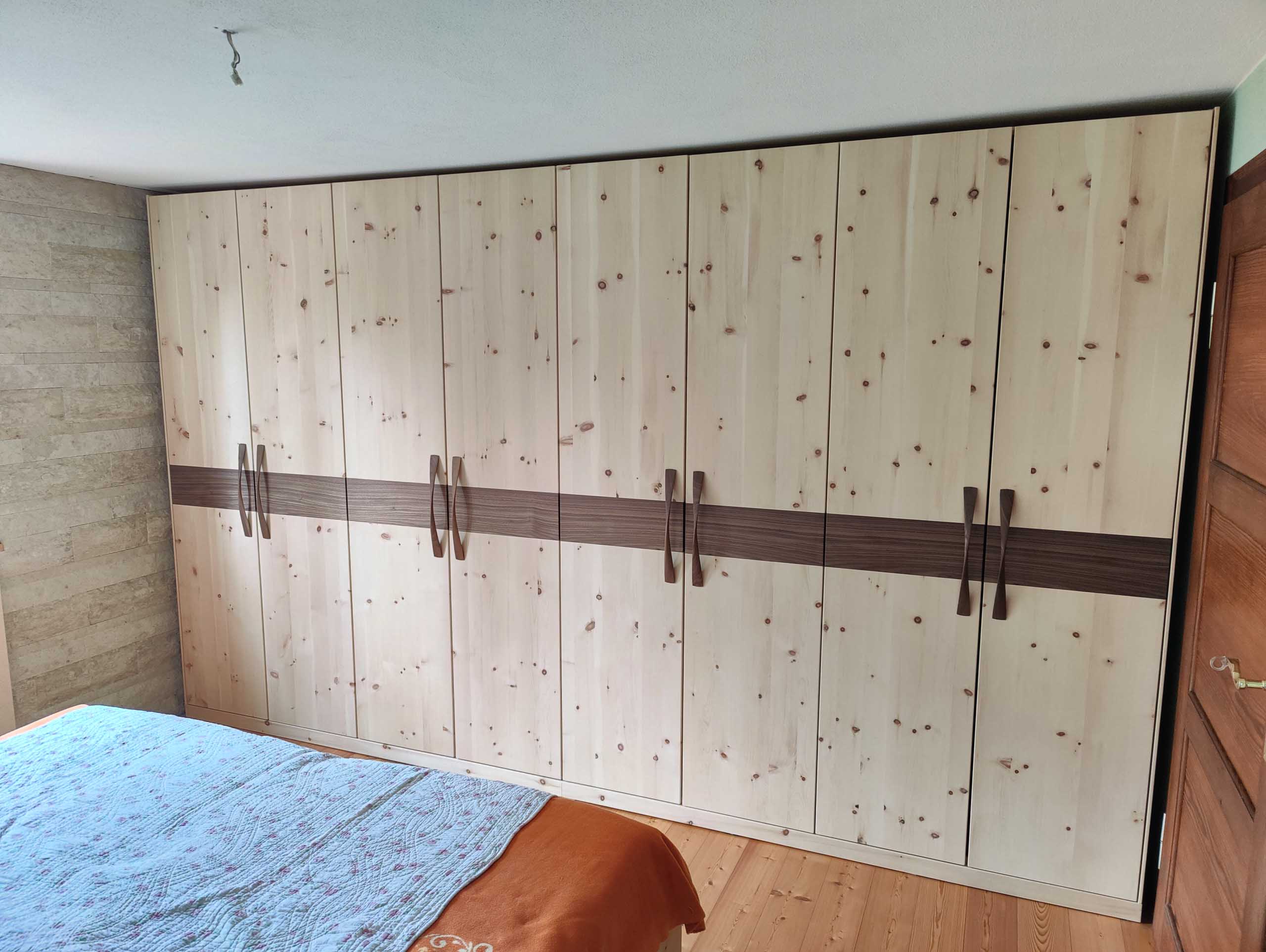 Zirbenholzschrank mit Nussbaum von Schreinerei Schuster Sulzemoos bei Dachau