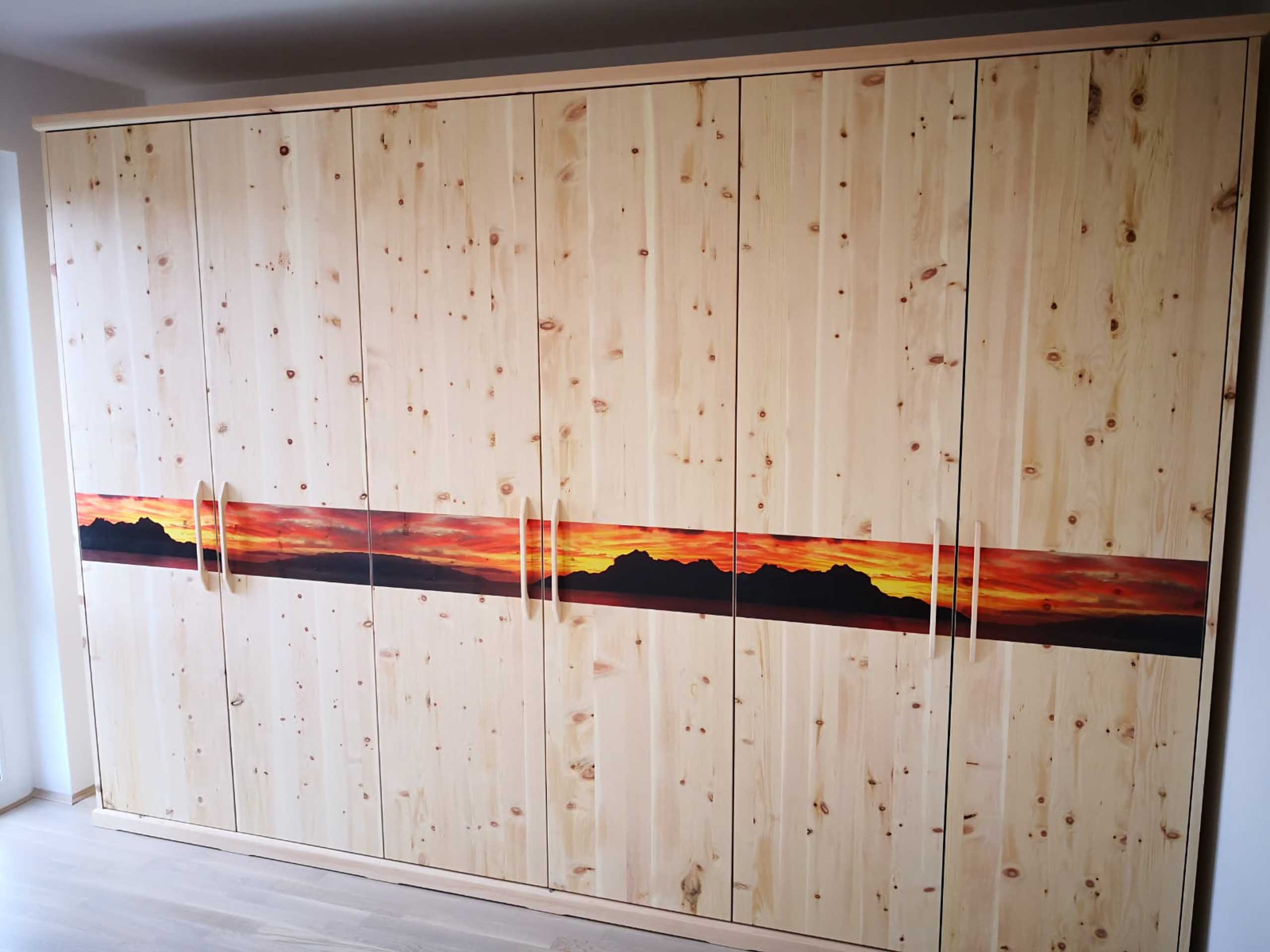 Zirbenholzschrank kaufen  mit Urlaubsfoto