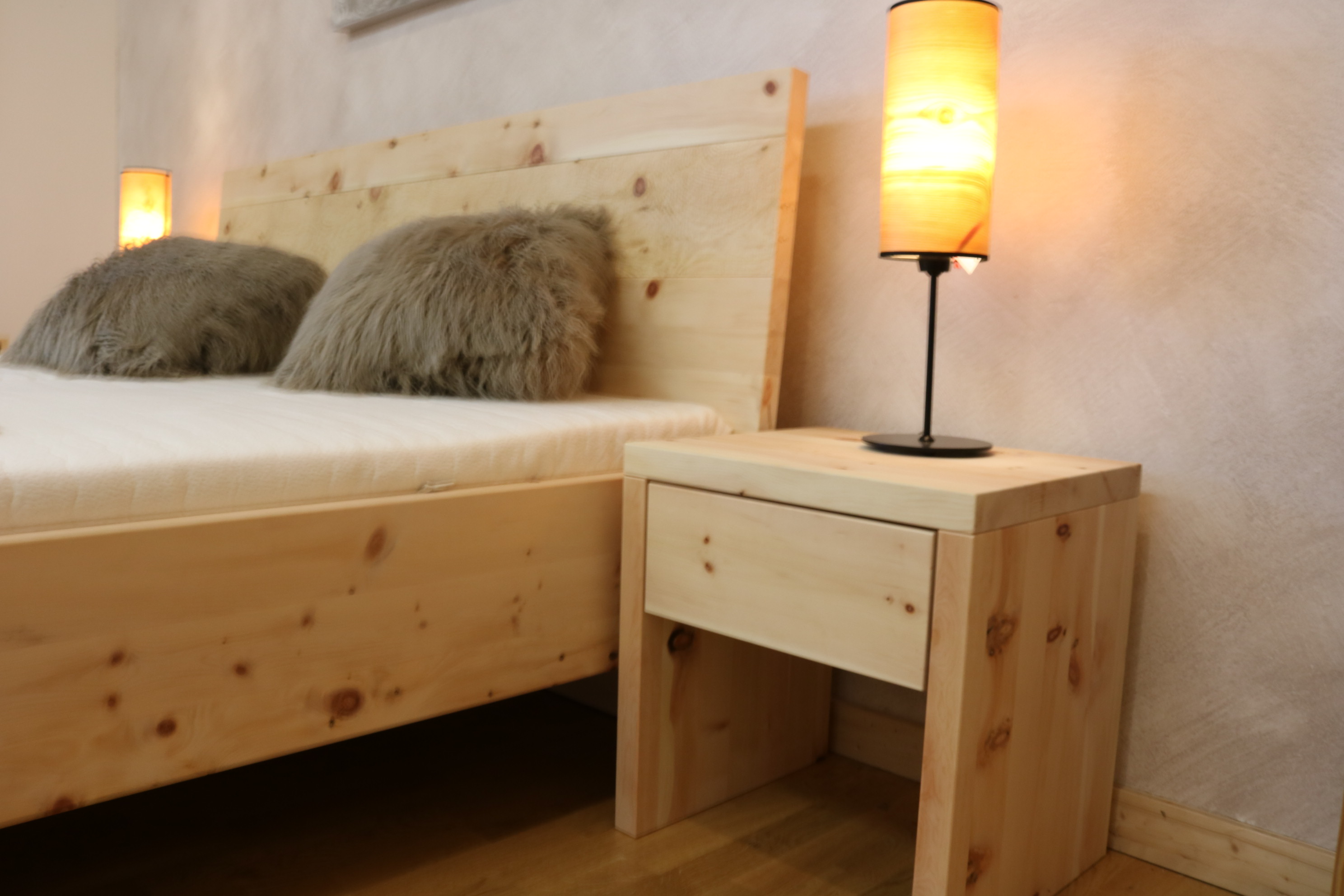 Zirbenholzbett Murnau mit Zirbenlampe und Zirbennachttisch
