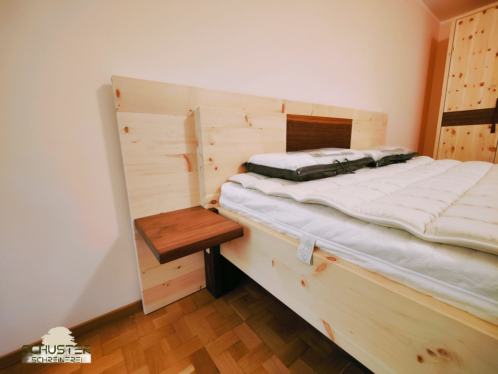 Zirbenbett Rosenheim - aus der Zirbenmanufaktur Schuster Sulzemoos, eine Kombination Zirbenholz und Nussbaum,
